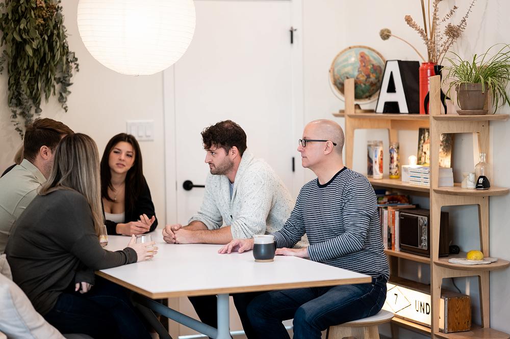 Accredited Canadian recovery coach delivers a family consultation session to address substance use issues, including those related to drugs and alcohol.