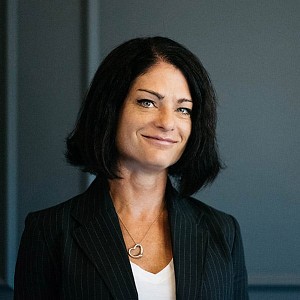 Rochelle Davidson, a confident and compassionate woman, stands with a serene smile, embodying resilience and empowerment, reflecting her journey from cancer survivor and overcoming trauma and alcohol addiction to becoming a dedicated Recovery and Wellness Coach